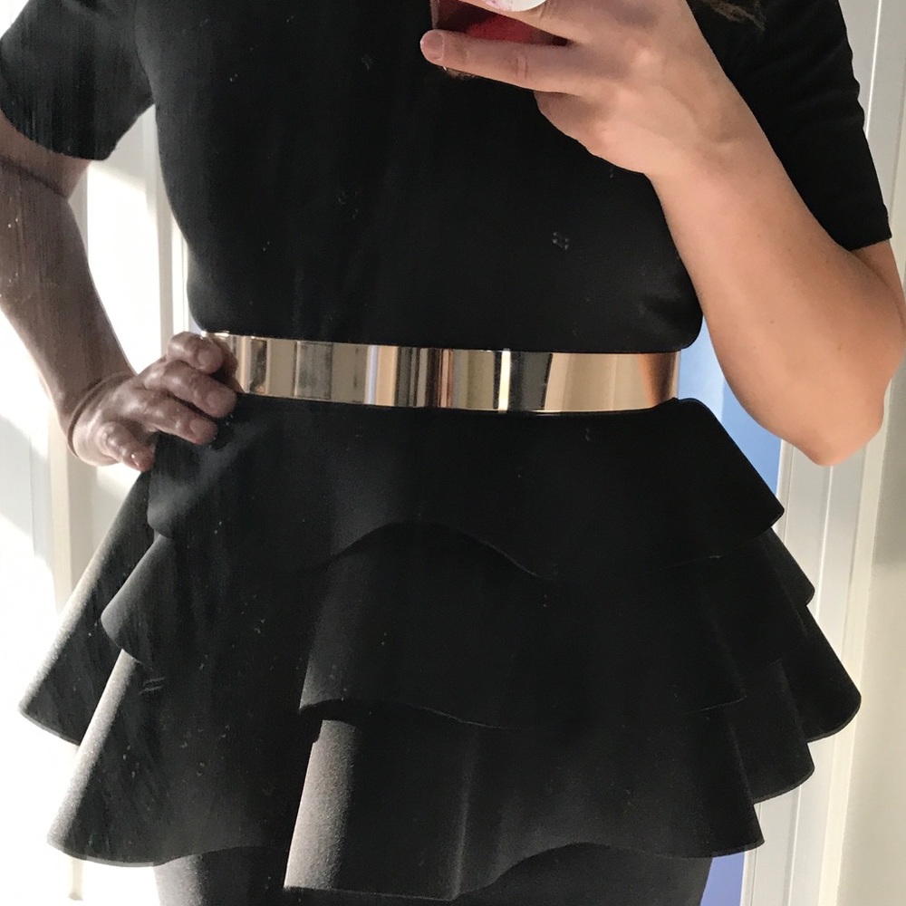 Black ruffled top M